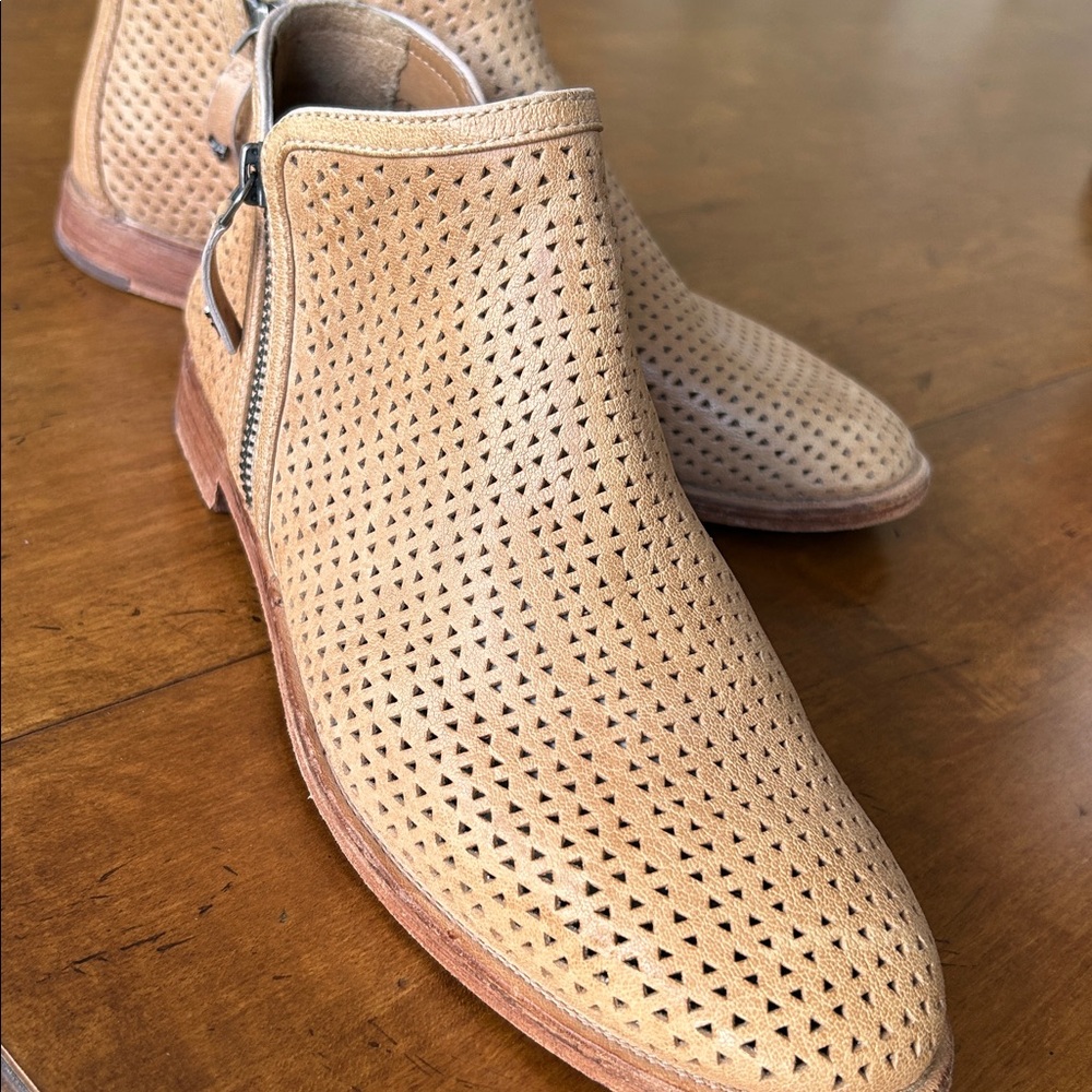Trask Aubrey Natural Leather Ankle Boot, size 8.5
